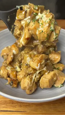UNA CENA DIFERENTE: Todo en una sartén, cremoso y lleno de sabor 🥰👏🏻 • Con pocos ingredientes, una tabla, un cuchillo y una sartén, te haces una cena para sorprender a cualquiera! Vendrían a ser unas papas crocantitas que acompañan a un pollo súper cremoso 🙌🏻  • 𝕀𝕟𝕘𝕣𝕖𝕕𝕚𝕖𝕟𝕥𝕖𝕤: • 1 Papa Mediana 🥔  • 1/2 Cebolla 🧅  • 1 Puñadito de Hongos 🍄  • 1 Pechuga de Pollo 🍗  • 1/2 Vaso de Caldo de Verduras  • 100cc Crema de Leche 🥛  • 1 Puñadito de Queso Rallado 🧀  • Perejil 🌿 • Confíen en mi y háganse este pollo super facil! Estoy seguro que les va a encantar ❤️ • #onepot #creamychicken #pollo 