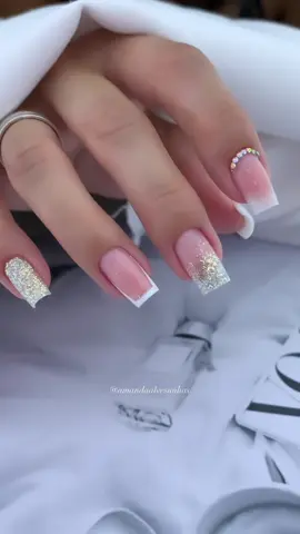 ❤️✨💅 lindas e delicadas #nailart #tiktoknews #tutorial #nails #viral_video #viralvideo #goviral #unhas #gold créditos:@amandaalvesunhas 