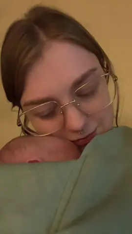 My brain goes ✨✨ when I smell his little head #firsttimemom #newborn 