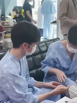 Hay trêu đùa nhau là thật, hay cỏ lúa bằng nhau cũng là thật. Nhưng những tình cảm mà họ dành cho nhau thật sự rất tuyệt vời. Một anh Sanghyeok tinh tế, luôn tự hào về những đứa em của mình, luôn chờ đợi và đi cùng những đứa trẻ đi phía sau. Một em Wooje dễ mến, hay nói lời yêu thương với mọi người, hỏi thăm anh mình khi thấy có vẻ anh ấy như đang không ổn. Chỉ mong rằng sau này ZOFGK vẫn là 1 đội, vẫn chung 1 mục đích và cùng nhau cố gắng đạt được mục đích đó. Tuy rằng có đôi lúc anh em tương tàn, em gặp nguy anh chạy trốn; anh đang ở ngoài, em lái tàu bỏ anh ở lại😇. Nhưng sau tất cả, những hành động đầy tinh tế mà họ dành cho nhau, quan tâm nhau từng chút đã cho ta thấy một “BROTHERHOOD” thực sự! #t1 #t1win #faker #leesanghyeok #t1zeus #zeus #choiwooje #fyp 
