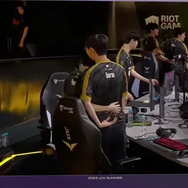 Anh Đậu có thói quen nhìn về phía Doran mỗi khi kết thúc trận, lúc thì ăn mừng với em lúc thì đợi em để cùng đi. Donut của mình dưỡng thê quá đi mấtttt 🥜🐿️💖 #donut #도란 #피넛 #doran #peanut #hle #fyp #xh 