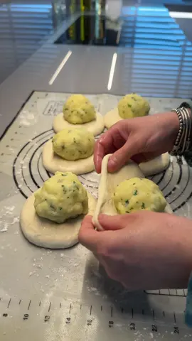 Onemli not👇🏾👇🏾👇🏾 Ben bu bazlamalari mayasiz yaptim .O yuzden ince acilip pisirilmesi onemli.yoksa sert ve hamur olur Tabiki mayalida olur.mayali isterseniz 1 paket kuru maya kullanin.Mayali yapinca bu kadar ince olmasi sart degil Ramazan yaklasiyor sagurda pratik bir lezzet Patatesli bazlama(velibah) 1 su bardagi sut 1 su bardagi su 1 tatli kasigi tuz 2 yemek kasigi yag(yogururken toparlamak icin) 4,5-5 su bardagi un Ic harci 3 buyuk patates Tuz Maydonoz Kasar rendesi Oncelikle paatatesleri haslayip pure yapip sogumaya birakin Hamur icin un haricindeki makzemeyi karistirip unu ekleyip yag ilavesiyle hamuru yogurun.Hamur biraz ele yapisan bir kivam olmali.Bazlama gamuru hep biraz yapismsli ki yumusak olsun.Hamuru yarim saat dinlendirin Patatesin icine kasari.tuzu ve kiyilmis maydonozu ekleyip karistitin.Ben 6 beze cikardim ama kucuk bazlama derseniz 8 adet de olur.patatesleri 6-8 top seklinde yuvarlayin.Hamuru 6 veya 8 beze yapin. Elinixle hafif buyutun.Cok asiri buyuk olmasin.Hatda bende biraz buyuk yapmisim Ortalarina patates toplari koyup buzdurup yuvarlayin.Hepsi bitince tavayi iyice isitin.Buyuk tava kullanirsaniz iyi olur.Bazlamalari elinizi hafif yaga batirip ortadan disa dogru bastirarak buyutun.Buna dikka etin ince olmasi onemli.Yoksa sert ve hamur olur maya olmadigi icin.ince acip isinmis tavaya koyup cevirerek iyice pisirin.Pisen bazlamalara tereyagi surup sicak servis yapin.Afiyetle #bazlama #hamurisi #fyp 