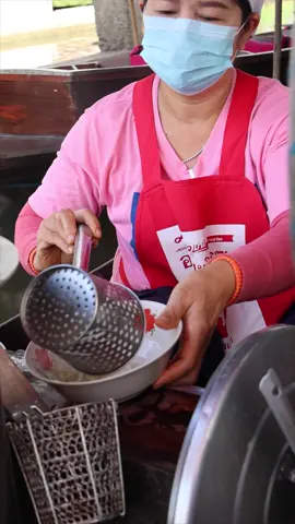 THB 25 Fish Noodles 🍜 The cheapest Noodles by far! Enjoyed the experience on the boat 🛶   📍 Tha Kha Floating Market, Samut Songhram / ตลาดน้ำท่าคา สมุทรสงคราม  #fyp #thailand #bangkok #streetfood #logofrisco 