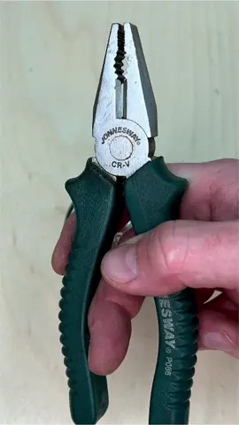 Хитрость, с помощью которой получится открутить крышку #лайфхак #ремонт #своимируками #сделайсам