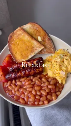 High protein breakfast 🍳 🍞 🍅  . • @Jason's Sourdough toast • 1 egg  • 2  sweet chilli chicken sausages • beans  • tomato  . Under 400 calories ~ 30g protein 🤍 . #breakfast #pregnancybreakfast #breakfastideas #highprotein #highproteinbreakfast #caloriedeficit #mealsforweighloss 