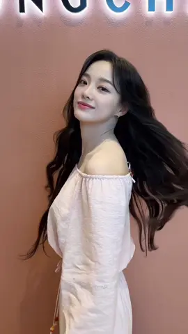 Stunning and glowing at Longchamp’s Pop-up store  📆 March 15, 2024  #kimsejeong #김세정 #longchamp 