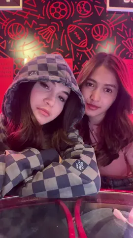 Kok gue gak bisa slowmo nya siii ? Wkwkwkwk @Intanmelodii 