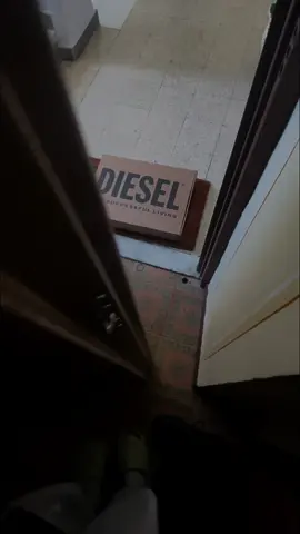 Adesso non vedo l’ora di aprirlo 😭😭💘 27 marzo video spacchettamento #surprise #loveyou #Love #gift #foryou #perte #diesel 
