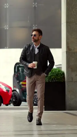 Saturday morning, the sweet aroma of cappuccino🧋 blends with the hectic pace of the city 🏙️ What do you think of this look? ✅ or ❌ Enjoy your Saturday fam 😎 #starbucks #casualoutfit #menstyle  #menwithstyle  #casualstyle  #casualwear  #cappuccino 