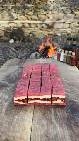 Sıralı Kebab Video: @chefganicaglar 👨🏽‍🍳 Malzemeler: - 1 kg dana yağsız sırt et - 1 kg kıymalık dana yağlı et - Kuyruk yağı - Kapya biber - Acı sivri biber - Soğan - Sarımsak - Maydanoz - Kırmızı toz biber - Pul biber - Kimyon - Tuz Materials:  - 1 kg lean beef back meat  - 1 kg minced beef fatty meat  - Tail fat  - Capia pepper  - Hot green pepper  - Onion  - Garlic  - Parsley  - Red powdered pepper  - Chili peppers  - Cumin  - Salt   Not: Et ve sebzeleri kat kst dizdikten sonra 6 saat kadsr derin dondurucuda donmsını bekleyin ondn sonra dilimleyip şişe takın. Bu şekil yapmazsanız keserken ve şişe takarken et dağılacak. Ben dondurup bir gün sonra devam ettim kaldığım yerden.  #ramadankareem #ramazan #yemek #foodtiktok #food #cheflife #chef #steak #keşfet #2024 #adventure #adventures #world #new #newvideo #chefganicaglar #yemektarifleri #yemek 