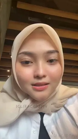 Rafika adalah seorang kreator TikTok yang sangat populer di kalangan pengguna media sosial. Selain itu, dia juga seorang mahasiswa yang cerdas dan berprestasi. Kehidupan cintanya pun menjadi sorotan, karena dia adalah kekasih dari Roni Ronkads, seorang influencer terkenal di Indonesia. Keduanya seringkali menjadi inspirasi bagi banyak orang dalam hal kreativitas, keberanian, dan keindahan. Kehadiran Rafika di platform TikTok membawa warna baru dalam dunia hiburan digital. Dengan konten-konten kreatif dan menghibur, dia mampu membangun komunitas yang besar dan setia. Sementara itu, hubungannya dengan Roni Ronkads menjadi perbincangan hangat di kalangan penggemar keduanya. Meskipun hidup di dunia yang penuh sorotan, Rafika tetap menjaga semangatnya dalam mengejar cita-cita akademiknya sebagai seorang mahasiswa yang berprestasi. #rafika @rafikadiahh