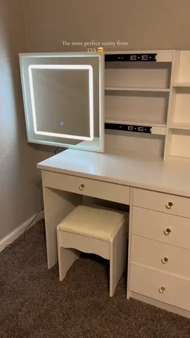 The sliding mirror like are you kidding ? 😍😍 #vanity 