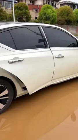 Get off the car when it’s flooded #usa🇺🇸 #viral #xuandongvlog 