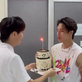อยู่ถือเค้กไปให้กันทุกปีเลยน้าา ไปกันต่อ  #anotherboytj #marksiwat #prommark #พร้อมมาร์ค #พร้อมราชภัทร #มาร์คศิวัช #tiktok #fyp 