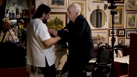 Persona con #alzheimer y #parkinson que los compañeros ni el fisioterapeuta han hecho andar, y si le andan le cogen entre dos. 