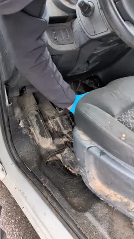 Nettoyage de cet utilitaire très sale avant sa mise en vente 💵🛻🧽 #CleanTok #nettoyage #motivation #transformation #cleancar #clean #carcleaning 