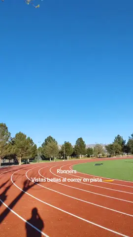 #runners en la pista. Confirmen si les encanta la vista de sus pistas de atletismo cuando acaban intervalos.  #cosasderunners #runtok #corredores #fyp #runboy #atletismo #trackandfield #chihuahuacity 