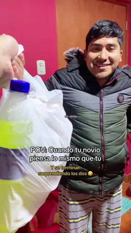 Mi novio y yo queríamos sorprendernos con makis 🥰 pero como estamos tan conectados lo pensamos e hicimos al mismo tiempo 🤣 y lo peor que el delivery también llegó al mismo tiempo 🤣 @Raúl De la Cruz  #novio #noviosgoals #couple #couplecomedy #humor #makis #amor #comida #CapCut #comedia 