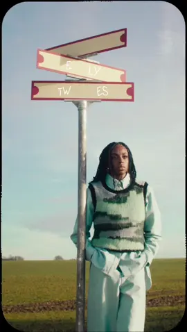 10 points to whoever guesses the words correctly, you’ll find out properly what they say on monday🤪 #newmusic 