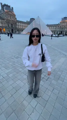 Tourist things yk😝#paris#louver#trend#forfun#fyp#OOTD#stussy