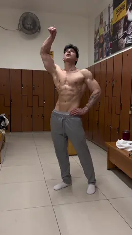 Desbloqueando nuevas poses 🔱.             #gym #GymTok #gymmotivation #gymbro #gymrat #GymLife #focused #diet #ripped #mensphysique #classicphysique #mindset #mentality 