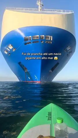 Fui de prancha até um navio gigante em alto mar 😱 #aventura #vibepraiana #mar #fy #navio 