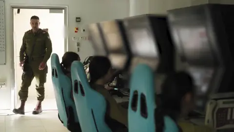 Chief of Staff Herzi Halevi visited the 414th Reconnaissance Battalion on the Gaza border and spoke with observers and soldiers together with the Commander of the Gaza Division. #Israel🇮🇱 #IDF #IsrealiDefenseForce #IsraeliGroundForce #ArmedForcesOfIsrael #414th #ReconnaissanceBattalion #Commander #ChiefOfStaff 