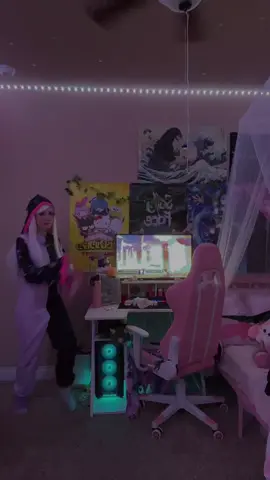 I was staring at my hello kitty poster tee hee #cosplay #Collectorcosplay #theowlhouse #femalecollector #collectortoh #collectortohcosplay #collector 