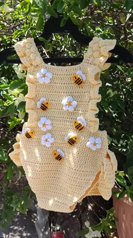 Abejitas y margaritas 🐝🌼 es la temática de este lindo Body para bebé 👶🏻❤️ Muchas gracias por su preferencia ❤️ puedes adquirir el tuyo por medio de insta: amis_danju recuerden que hacemos envíos a todo México 🇲🇽 #bebeslindos #bebesropa #hechoamano #hechoconamor❤️ #bebes #crochetbebes #crochet #bodybebe #fypシ #parati #emprendimiento #emprendimientocrochet 