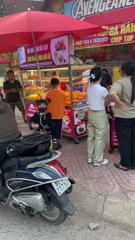 bán gà rán vĩa hè củng vui mà, bạn có muốn học nghề như thế này không? mình dạy miễn phí cho khởi nghiệp? #nhuongquyenthuonghieuchiptop #anhgaran