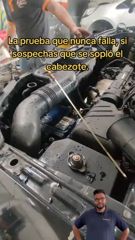 Una de tantas pruebas para detectar por dónde se pierde la compresión de un cilindro del motor. Poco ortodoxa pero práctica y efectiva.  saludos #consejos #motor #quito #viralvideo #Viral 