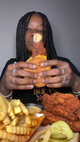 Daves Hot Chicken #mukbang #Foodie #daveshotchicken #chicken 