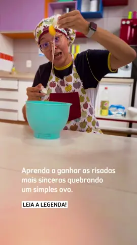 Leia aqui👇🏼 Faz TOC TOC TOC 🥚🥄 Esse é barulhinho da colher batendo no ovo!! Abriu o buraquinho, olha!!! 👀 O que será que vai sair de dentro?! 🫣 Quebrar um ovo pode ser uma experiência divertida. O ensinar requer adequações para a faixa etária que está sendo trabalhada. No caso, estava dando uma aula para uma turma de maternal 1 (crianças de 2 anos). Elas ainda não conseguem quebrar o ovo sozinhas, mas estão em processo de descobertas. O brincar transforma o momento.  Quando eu consigo a atenção, olhares fixos e risadas sinceras é sinal que o processo está funcionando. Quebramos ovos todos os dias no automático. Você já parou para pensar que esse momento pode ser explorado 🔎 de forma lúdica?