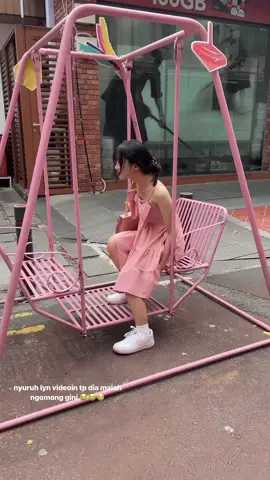 Lia si manusia pink