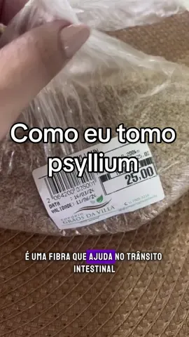 O Psyllium é uma fibra natural derivada das sementes da planta Plantago ovata. É bastante utilizada por quem visa perder peso e há um motivo para isso: ela tem uma alta capacidade de absorver água e formar um gel viscoso no estômago, o que pode gerar uma sensação de saciedade. Esse mecanismo também pode ajudar a regular o trânsito intestinal, aliviar a constipação e promover a saúde gastrointestinal. O Psyllium ainda pode fazer parte de um plano alimentar que vise reduzir os níveis de colesterol e controlar os níveis de açúcar no sangue. #psyllium #vidafitness 