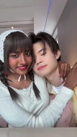 he was so shy cuz there were people staring >_<