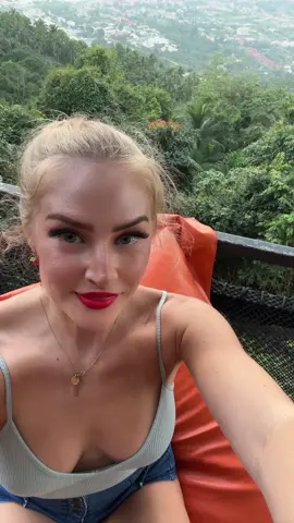 What is your DREAM travel destination?! 💁🏼‍♀️🥥🏝️  It takes guts to travel accross the world. Often on my own. As a travelling livestreamer and full time social media creator I can tell you that it is NOT easy but it is worth it. #blonde #thailand #travel #egirl 