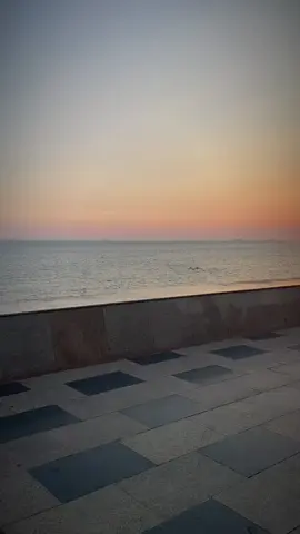 Tình yêu của em và biển thật giống nhau… #hoànghôn #biển 