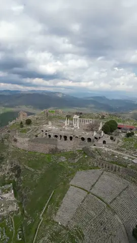 Pergamon Ancient City, Türkiye 🏛️ Pergamon İzmir Bergama’da bulunan, Türkiye’nin en önemli antik şehirlerinden biridir. Pergamon krallığı dünya tarihinde çok önemli bir yer kaplıyor.  Kuzey Ege’ye yolunuz düşerse mutlaka gitmeniz gereken bir yer. Bergama ve Dikili’de de farklı gezilecek bir çok bölge bulunmakta.  🎥✍️instagram@beratalicii #pergamon  #bergama  #dronevideo #izmir #ege #tarih #antik #sanat #sanattarihi #adabkodları #keşfetteyizzz 