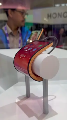 The WEIRDEST Phone I’ve Seen! This is Motorola’s bendable & wrapable phone concept.  Would you ever want such a phone, that can strap to your wrist and act like a smartwatch too? #ConceptPhone #MWC24 #motorola 