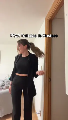 Creo que nunca había tenido tanta ropa negra y blanca nuncaaaaa😅 #parati #outfit #work #hostess #fyp 