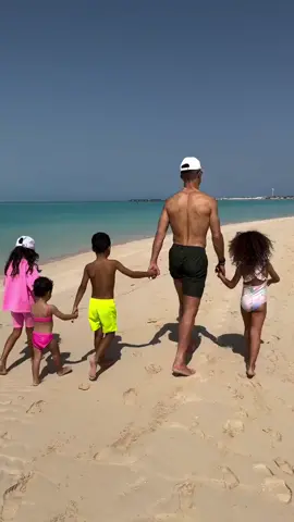 Cristiano Ronaldo caminando por la playa , con parte de su familia.. #ronaldo #cristianoronaldo ..#Dios #baseball #beisbol #MLB #foryou #forme #foryoupage #foryourpage #deportes #sports #nfl #NBA #parami #parati 