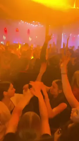 Komm und feiere mit uns! Unsere Gäste kommen zusammen, um zu feiern und zu tanzen. Danke, dass ihr dieses Wochenende da wart! Nächsten Freitag ist es wieder soweit: die legendäre Single-Party bei uns im Sektor11! 🎶💃 #fy #foryou #viral #sektor11 #party #explore #zurich #blowthisup #foryoupage #fyp 