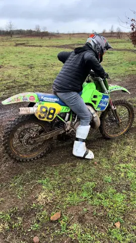 Ding da dinggggg. A lil KX500 grass trimming 🤘🏻✊🏻💨💨💨💨💨💨💨 #2stroke #kawasaki #kx500 #mx #dirt #wheelie 