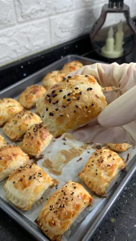 بف باستري بحشوة الاجبان . . . مكونات الحشوة. جبنه فيتا خلطتها مع جبنه موزريلا وجبنه شيدر .. واضفت رشه نعناع يابس ( فينا نضيف نعناع اخضر او نضيف بقدونس او نستغني عنه) ولحتى الحشوة ما تسيح  وتطلع لبرا وقت خبزها بالفرن اضفت حبة بيض .. خلطت المكونات مع بعضها …وهيك الحشوة صارت جاهزه . . .#موالح #بف_باستري #فطاير_سريعه #فطاير_جبن #ترند_تيك_توك #اكسبور_erolpxe 