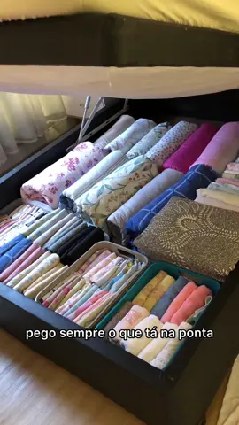 Você organiza o box baú da sua cama? Aqui faço essa organização sempre em janeiro e durante o ano vou mantendo ❤️ Pra quem mora em apartamento pequeno investir numa cama como essa faz TODA diferença 🥰 Olha o tanto de coisa que cabe nesse espaço? Minha cama é casal e guardo todas minhas roupas de cama e banho😁 #camaboxbau #camaboxcasal #organizandoroupadecama #boxbau #camabox