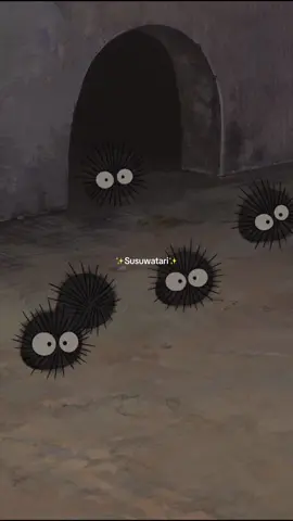 Los Susuwatari suelen tener forma de pequeñas esferas negras con ojos blancos y los vemos presentes en las peliculas de Hayao Miyazaki. En #MiVecinoTotoro, los susuwatari son presentados en una escena donde Mei, la hermana menor, los descubre mientras juega en el interior de una casa abandonada. En #ElViajedeChihiro, desempeñan un papel más destacado en la escena de la casa de baños, donde trabajan clasificando el hollín producido por los baños termales. Un perdonaje muy curioso con gran transfondo ✨ #hayaomiyazaki #miyazaki #studioghibli #ghibli #anime #animeedit #animetiktok #animelatino #elviajedechihiro #susuwatari peliculas de Hayao Miyazaki. 