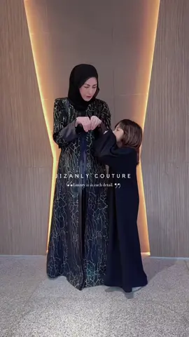 Apa persamaan kaklales dgn marble belakang itu?  Yg samanya adalah kami ada curlass yang tersendiri hahaha! Dok bakul angkat sendiri.  Apapun apa nak jadi ni? Dah custom size this abaya still nampak longgar, kaklales lost weight this ramadhan around 6-8kg dah. Allahu rasa syukur sbb di usia yg semakin lanjut ni, cuma nak fat percentage less than 17% je.  Nak tahu apa rahsia ke? KomeN LA yes yes yes kat bawah ni 😂 walaupun sure ya yang senyap je tu panas je hati tengok diri ini terkinja kinja dgn tubuh ringan umpama sekali tolak melayang. Apapun oklah bye.  Abaya custom @jizanly.couture  Fabric @jizanly.exclusive  Location: @sunwayputrahotel