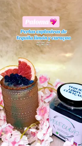 Paloma 💖 El coctel favorito de todos 😍 Acompañado de perlas explosivos de tequila, curaçao y limón🫧 #fiestasecuador #eventosecuador #cocteleriacreativa #guayaquil_ecuador #salinasecuador🇪🇨 #quito_ecuador🇪🇨 #shotsshotsshots #paloma #toronja #perlasexplosivas #perlasdelicor #ecuador🇪🇨 #shotsmoleculares 