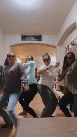 Nothing to see here #friends #tiktokdance #trends #everybodydancenow #groupdance #sillynight #goodtimes #nothingtoseehere #fyp 